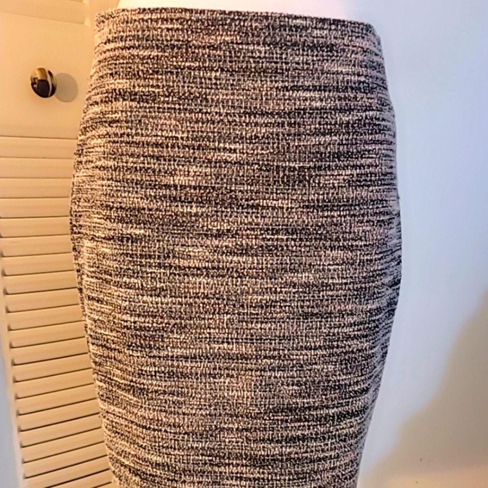 A very comfortable express Skirt light Grey mix black and white